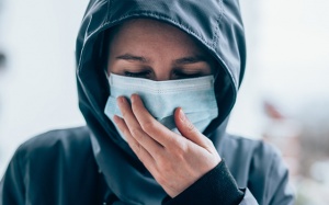 Ngăn ngừa hơi thở có mùi khi đeo khẩu trang thường xuyên