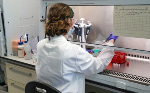 Y tế tuần qua: Mỹ chuẩn bị đưa vaccine phòng Covid-19 vào tiêm đại trà