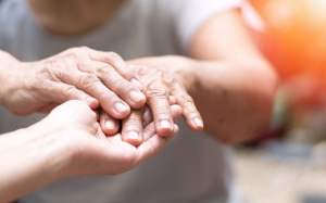 Run tay chân có thể là dấu hiệu cảnh báo bệnh gì?