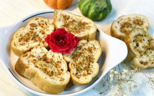 Bánh mỳ nướng bơ tỏi giòn rụm, thơm ngon trong ngày Đông lạnh
