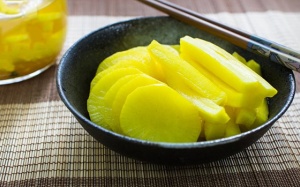 Cách làm củ cải muối có màu vàng đẹp mắt