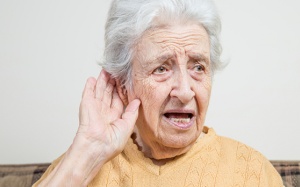 Người cao tuổi bị nghe kém, phải làm sao để cải thiện?