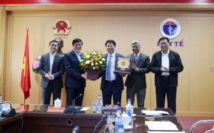 Thứ trưởng Bộ Y tế nhận Kỷ niệm Chương “Vì sự nghiệp xây dựng Quân đội nhân dân Việt Nam”