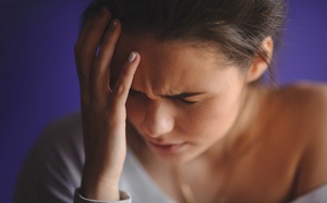 Tại sao phụ nữ hay bị đau đầu, đau nửa đầu trong kỳ kinh?