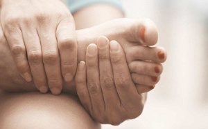 Thường xuyên bị chuột rút chân khi ngủ phải làm sao?