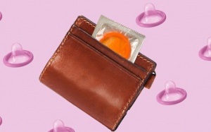 Để bao cao su trong ví có thật sự an toàn?