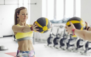 4 bài tập giảm mỡ bụng với bóng tạ 