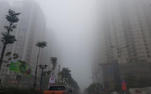 Sương mù bao trùm Hà Nội, chất lượng không khí ở mức trung bình kém