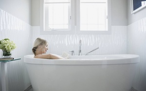 Những lợi ích sức khỏe bất ngờ của việc tắm nước ấm với gừng