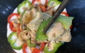 Tối nay ăn gì: Lợn mán xào sả và ớt chuông