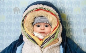 Trời lạnh có nên giữ trẻ khư khư ở trong nhà?