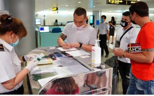 Ngừng đón chuyến bay về từ Anh và Nam Phi, quản lý chặt biên giới phòng COVID-19