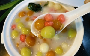 Cuối tuần, nấu chè nóng ngũ sắc cho ngày Đông không lạnh