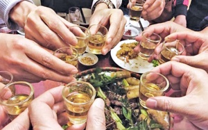 Nguy cơ hạ đường huyết sau bữa nhậu và cách phòng tránh