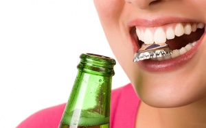 Giật mình với những thói quen có thể làm hỏng răng của bạn