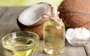 Có nên chăm sóc da mùa Đông với dầu dừa?
