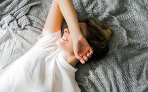 Mất ngủ, thiếu ngủ ảnh hưởng xấu tới làn da: Làm sao khắc phục?