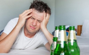 Vì sao không nên dùng paraceramol để giảm đau đầu do rượu?