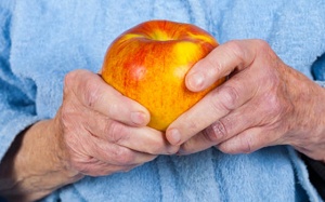 Người bị run tay nên ăn gì để giảm run?