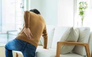 Đau buốt dọc sống lưng là biểu hiện của bệnh gì? 