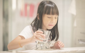 Có nên cho trẻ dùng nước súc miệng thảo dược?