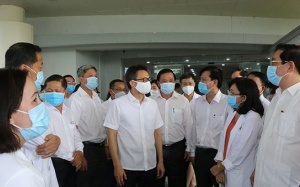 Phó Thủ tưởng Vũ Đức Đam gửi lời tri ân đến các “chiến sỹ áo trắng” 