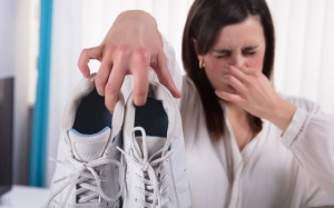 Mẹo khử mùi hôi chân trong ngày mưa ẩm