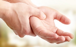 Bị run tay chân và cứng cơ bên trái, có cách nào cải thiện?