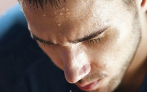 Mồ hôi đầu ra nhiều: Làm thế nào để “giải thoát”?