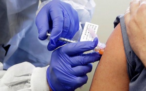 Y tế tuần qua: Việt Nam tiến hành tiêm vaccine phòng COVID-19