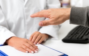 Bị run tay lâu năm, nay bị nặng hơn có chữa được không?