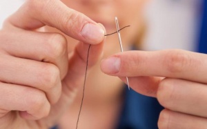 Thường xuyên bị run tay khi làm công việc tỉ mỉ phải làm sao?