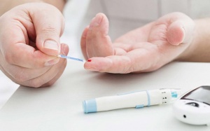 Uống cao dây thìa canh mà đường huyết vẫn 8mmol/L phải làm sao?