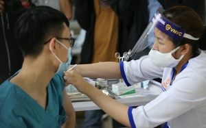 Gần 50.000 người được tiêm vaccine phòng COVID-19