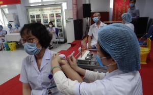 Gần 53.000 người được tiêm vaccine COVID-19