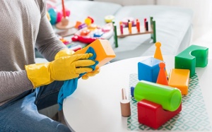 Mẹo làm sạch đồ chơi của trẻ trong mùa dịch tay chân miệng