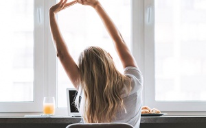 12 động tác giãn cơ tại chỗ giúp giảm đau lưng, đau vai gáy