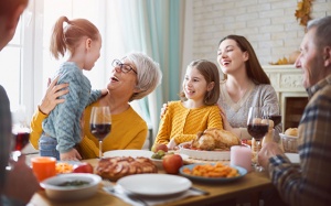 Tử vi Chủ nhật (11/4/2021): Bạch Dương nên chú ý củng cố quan hệ với họ hàng