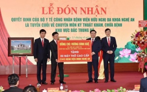 Chủ tịch Quốc hội Vương Đình Huệ trao tặng máy thở cho bệnh viện ở Nghệ An