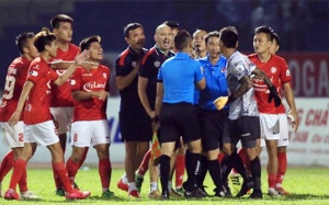 VFF lại ra thêm án phạt nguội, cái đầu sao mãi không hết nóng?