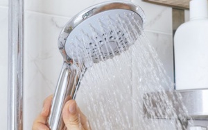 Thói quen tắm trong mùa Hè có hại cho sức khỏe