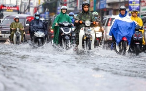 Dự báo thời tiết: Hà Nội oi bức, TP.HCM mưa bất chợt