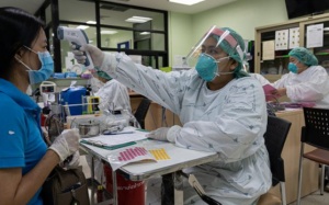 Làn sóng COVID-19 thứ 3 phủ bóng đen lên châu Á