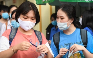 Học sinh lại chuyển sang học trực tuyến sau nghỉ lễ vì COVID-19 