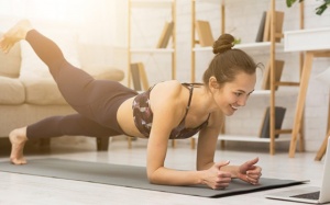 Giữ dáng tại nhà với 5 bài tập không cần dụng cụ 