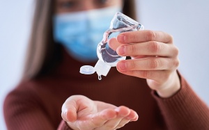 Sử dụng nước rửa tay khô đúng cách để phòng dịch COVID-19