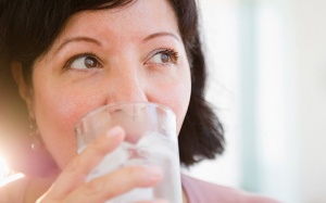 Các dấu hiệu cảnh báo bạn đang bị mất nước trong mùa nắng nóng