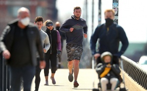 Mỹ nới lỏng quy định đeo khẩu trang với người đã tiêm phòng COVID-19