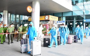 Tạm dừng việc nhập cảnh người nước ngoài, người Việt ở nước ngoài