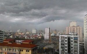 Nắng nóng tiếp tục kéo dài, chiều tối mát mẻ nhờ mưa dông